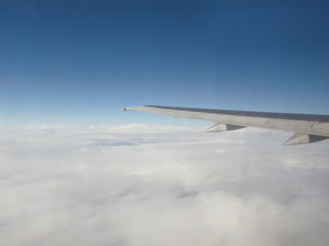 飛行機は石垣空港1番スポットを10:43に出発、滑走路04から10:52に離陸しました。<br />機内アナウンスによると那覇までの飛行時間は40分、那覇の天候は曇り、気温19℃とのこと。<br /><br />石垣を離陸後左側に多良間島や宮古島が見えますが今回は雲に覆われ見えませんでした。