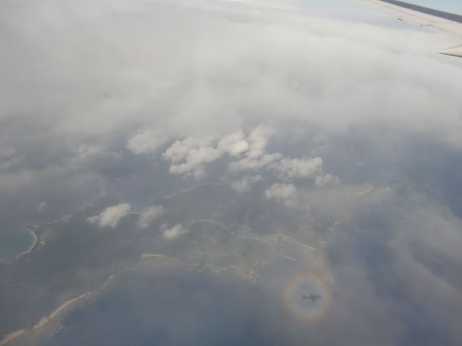 沖縄本島が近づき眼下に島が見えてきました、今回は沖縄本島の西･慶良間諸島上空を経て那覇空港へは北側から進入するコースのようです。