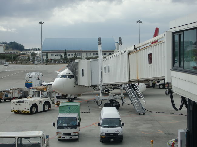 那覇空港へは滑走路18に11:40着陸、21番スポットに11:45に到着しました。