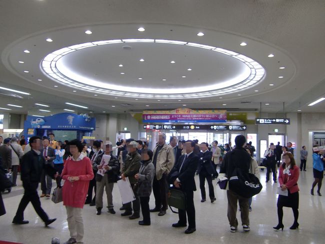 乗り継ぎ時間に余裕があったので一旦制限エリアの外へ。<br /><br />なんか人がいっぱい･･･。