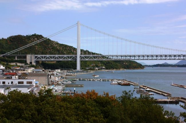 ホテルを後にして向かったのは、倉敷市下津井田ノ浦にある「鷲羽山（わしゅうざん）」。<br />瀬戸内海に突き出た半島の先っちょにあります。<br /><br /><br />写真は山の西側、下津井の神社から眺めたところ。<br />瀬戸大橋の向こう側が鷲羽山です。<br />