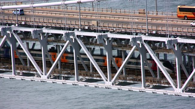 瀬戸大橋を走るJR本四備讃線。