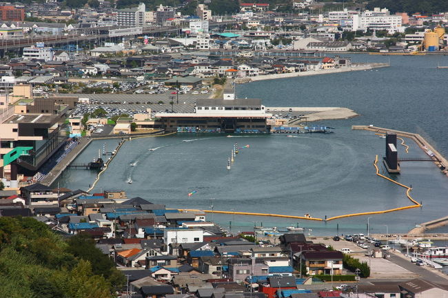 競艇場も見えました。<br />ボートがぐるぐる走っています。