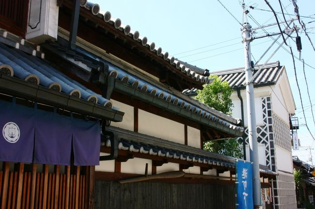 通りに面した軒も風情があります。