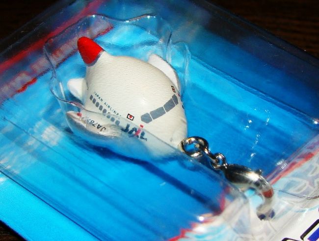 羽田には定刻通り 16:05に到着。<br /><br />空港のお店で見付けた、JALの太っちょキーホルダー。<br />ちょうど1年前の9月にはANAの太っちょキーホルダーを買いましたから、これで2社揃いました〜(^。^)