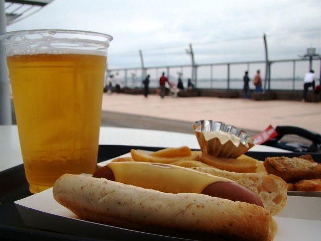 羽田空港展望デッキでちょいとおやつタイム。<br />（これが、結構お高い・・・。）