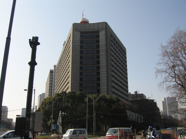 これです(笑)！<br />上のメトロ入口を出て、信号渡って桜田門のとこまで来て振り向くとこんな感じです。<br /><br />ちなみに帰り際、警視庁に入っていく刑事さんらしき人たちも見かけました！　ちゃんとドラマみたいなメダルの付いた警察手帳を警備の人に見せてましたあ！　テンション上がりましたあ(笑)！