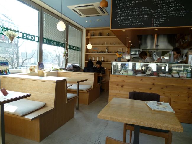 カフェの中はこんな感じ。<br />大きな窓から外が見渡せて、なかなかいい感じ。思っていたより狭めの店内でした。<br />私たちが入店した時点では先客１グループだけでしたが、出る頃には満席になっていました。