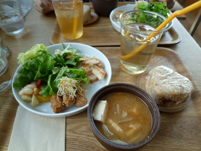 こちらが注文した「オリジナルガーデンプレート」1200円なり。<br />お味噌汁追加は＋200円でした。<br /><br />肉や魚は使用しないとのことで、たまたま先日テレビで見ていた「大豆肉」のから揚げがあって興味を惹かれました。<br />お味は可もなく不可もなく・・・という感じ(笑)。<br />玄米おにぎりは味をしょうがの佃煮と梅塩から選べて、私の選んだしょうがは美味しかったです（ちなみに夫によると梅塩は味がしなかったとのこと(笑)）。　ちなみにガイドブックに載っている写真にはおにぎりが二つ付いていたんですが・・・。<br /><br />お味噌汁は具が多かったですが、ぬるかった(笑)・・・ちなみに後から来た男性客がカレーを注文していたようですが、どうもこれもぬるかったらしく、温めてくれるように頼んでました(笑)。　もしかしたらあえてそういうコンセプト（ぬるめが身体にいい、とか？）だったんでしょうか。<br /><br />あと、セットのドリンクは５行茶といって、効能別に選ぶことができました。「疲れ目」とか「胃腸が弱っている時に」とか・・・私は「肌トラブルに」のを選びました。　味は・・・そんなにクセとかはなかったです。<br /><br />全体的に身体によいコンセプトは分かりましたが、いかんせんボリュームはありません(笑)・・・そして東京はやっぱり物価高いのかな、神戸でこんな感じのランチなら、1000円以内か、せめてお味噌汁は含まれていると思う(笑)。