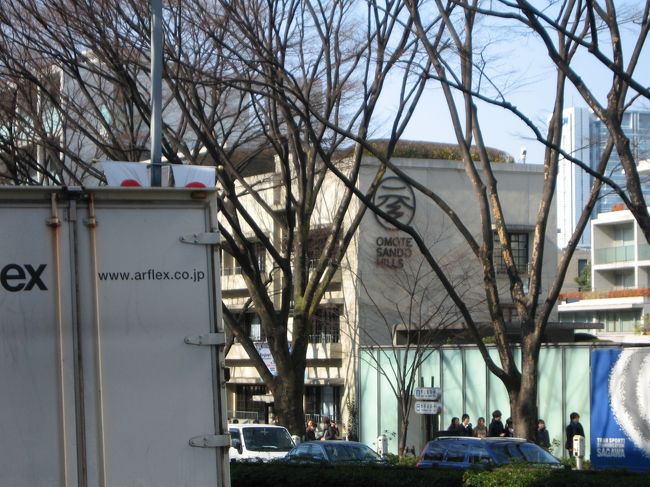 ランチ後、青山通りを歩いて、チェックしておいたインテリア雑貨のお店を目指します。<br />まずは「スパイラルマーケット」というお店。<br />ビルの1階はホールとカフェになっていて、２階にお店があるようです。<br />カフェのあたり、すごく広くておしゃれ〜な感じ。　神戸にはこういう感じはちょっとないかもなあと思いました。<br />お店も広い。　神戸にも雑貨店はたくさんありますが、やっぱり東京は規模が大きい感じですね。<br /><br />前から行ってみたかった「表参道ヒルズ」にも行ってみました。<br />ここは外観がおもしろくて興味があったんですが、内部は外観のイメージとは違っていました。　外観はレトロモダン？な感じだけど、内部は薄暗い照明とイルミネーションの現代的な感じ。<br /><br />