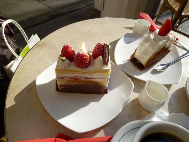 ケーキセットが1300円〜とは、やはり東京プライスです(笑)。<br />神戸なら、ケーキセットはたいがい900円ぐらい、よく行って1000円ですが(笑)。<br /><br />私はフルーツロールを、夫はいちごショートを注文。<br />フルーツロールは生地が独特のモチモチ食感で、今まで食べたことのない感じでした。　フルーツもごろごろ大きめのが入っていて、うん美味しい。<br /><br />ちなみにここでも代金が先払い。　もう！東京はなんでも先払いなんだな(笑)・・・外席だと、食べて逃げられても見逃してしまうからだとは思いますが。　それを思うと、パリのカフェは外席でも後払い、しかも代金置いていく方式。　人を信用してるよね・・・など思ってしまいました(笑)。