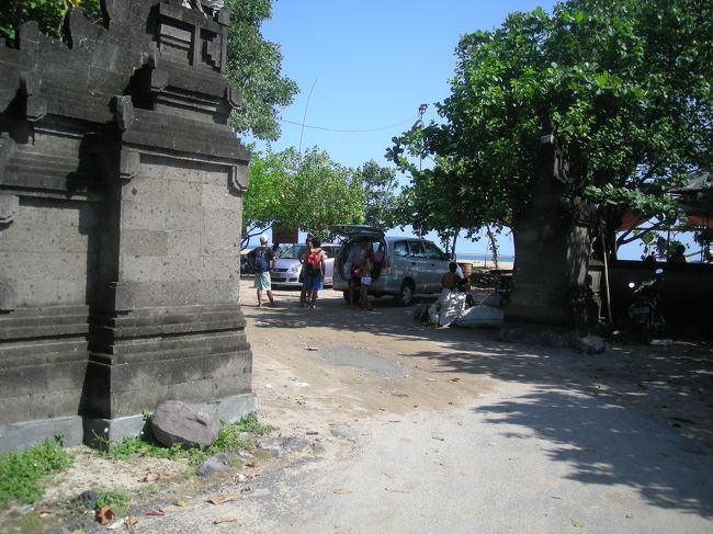 WAKAMAYAは海沿いにあると聞いていたので、<br />すぐビーチだろうと思って歩いていったが間違い。<br />30分くらい歩いてしまいました。<br /><br />ここからビーチですって感じの入り口。<br />