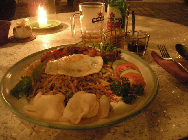 ここからが買い物の通りというとこに着いたときはもう夜。LUMITの隣にあるレストランでミーゴレンをいただきました。