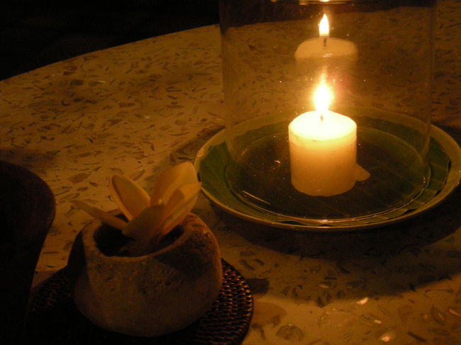 電気ではなくろうそく。その横にはフランジパニ。すてきです。<br />疲れたため、ホテルの人にここまで迎えに来てもらいました。