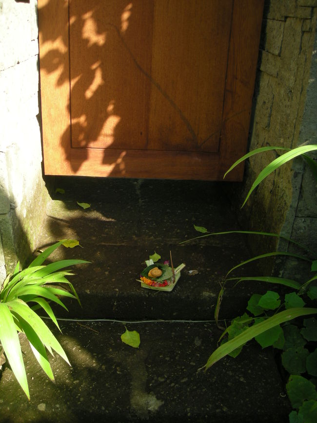 部屋の門の前には、バリヒンドゥーのお供え物がありました。