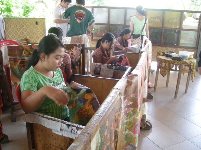 今日はガイドさんと一緒にウブドの方へいく一日ツアー。<br />まずはバティック染めを見学。