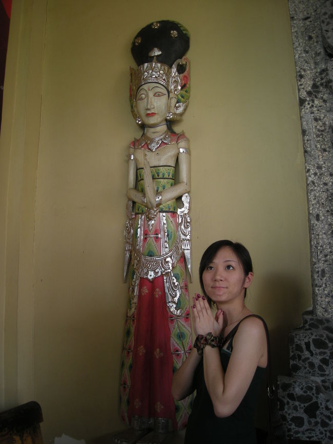 奥にはバティックの布を使ったお土産などもあり、なかなか楽しめるセンターでした。<br />ここで買ったバティックのシュシュは大きさといい柄といい申し分なくてかなり気に入ってたのに、持って帰るのを忘れるという失態をしてしまいました。<br />もう一回いって買いたい、それくらいのものも売っています。