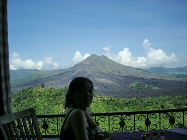 その後2,３軒お土産屋をめぐって、本来ならヒーラーのところへ行く予定だったんだけど、私のわがままでキンタマニへ行ってもらいました。<br />ランチは絶景ポイントにある食堂で。