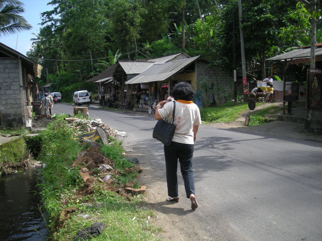 どんどん次へ行こうとするガイドのケティさん。
