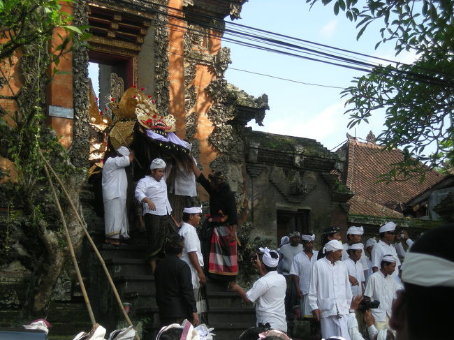 寺の入り口から獅子舞のようなものが出てきました。<br />