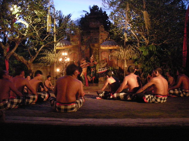 夜はケチャックダンス。<br />ストーリーがあって面白かったです。