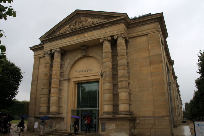 もともと19世紀のナポレオン時代にオレンジの温室（オランジュリー）として使われていたことから名付けられたオランジュリー美術館は、1930年代にモネの睡蓮を展示するための会場となったのが始まりでした。 <br /><br />