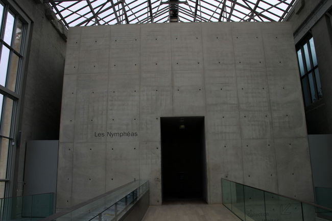 モネはライフワークとした睡蓮の連作に強いこだわりを持ち、展示する美術館は自然に囲まれた環境でなければいけないとし、自然光のもとで見れる展示としました。<br />でもその後１９７０年代に膨大なギョームのコレクションが加わることにより、オランジュリーの自然光は失われてしまいました。<br />