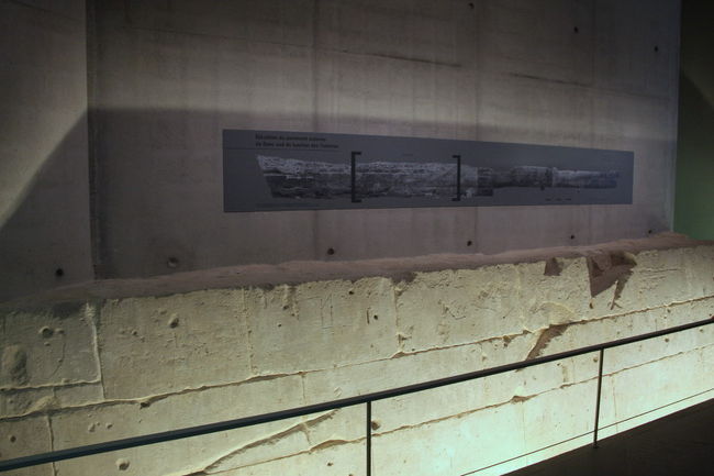 2000年から６年もの歳月をかけて、本来あるべき姿に戻すためのリニューアル工事を行い、ガラス張りの天井の明るい展示室に変え、モネの睡蓮に再び光が舞い降りました。<br /> 