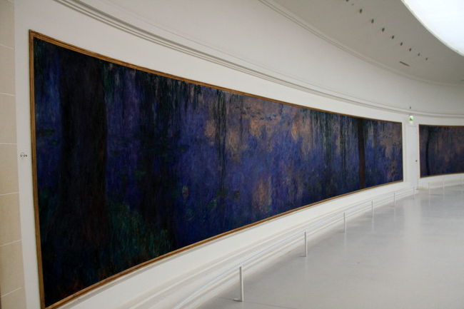 睡蓮の間は2つの円形の部屋から構成されています。