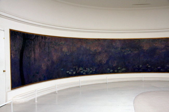 円形の部屋なので、壁に沿って作品もアールに展示されています。