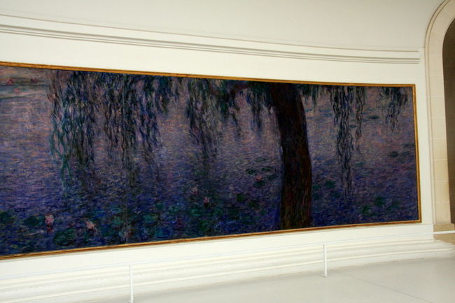 モネのこの一連の睡蓮の作品は、直接風景を見ながら睡蓮を写生ではなかったそうです。