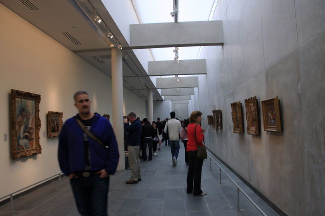 地下にあるギョームコレクションの展示室もトップライトから降り注ぐ光でこんなに明るいスペースになっています。