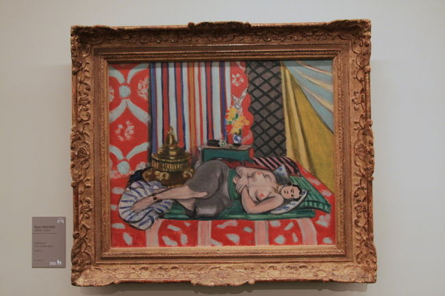 『灰色のキュロットのオダリスク』1926-1927