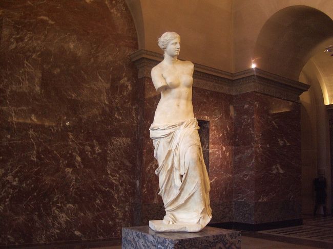 プラスドイタリーからルーブルへメトロで移動。開館と同時に入場したためゆっくりと鑑賞できました。ミロのビーナス、ナポレオンの戴冠式、他、好きなものだけを見ました。