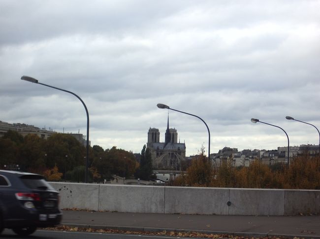 オーステリッツ駅からリヨン駅への橋の上からノートルダム方面を望む。空はどんよりとしていましたが、まだそれほど寒くありません。