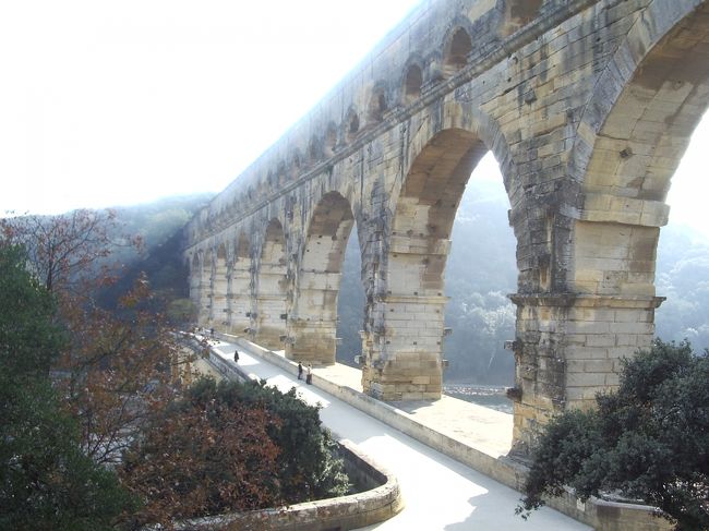 Pont de Gardeへは車で移動。シーズンオフでしたが、観光バスが２台。橋の周りを散策しました。