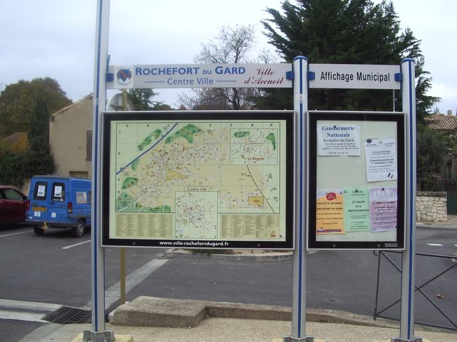 Avigonに戻る途中の町（村）で昼食、