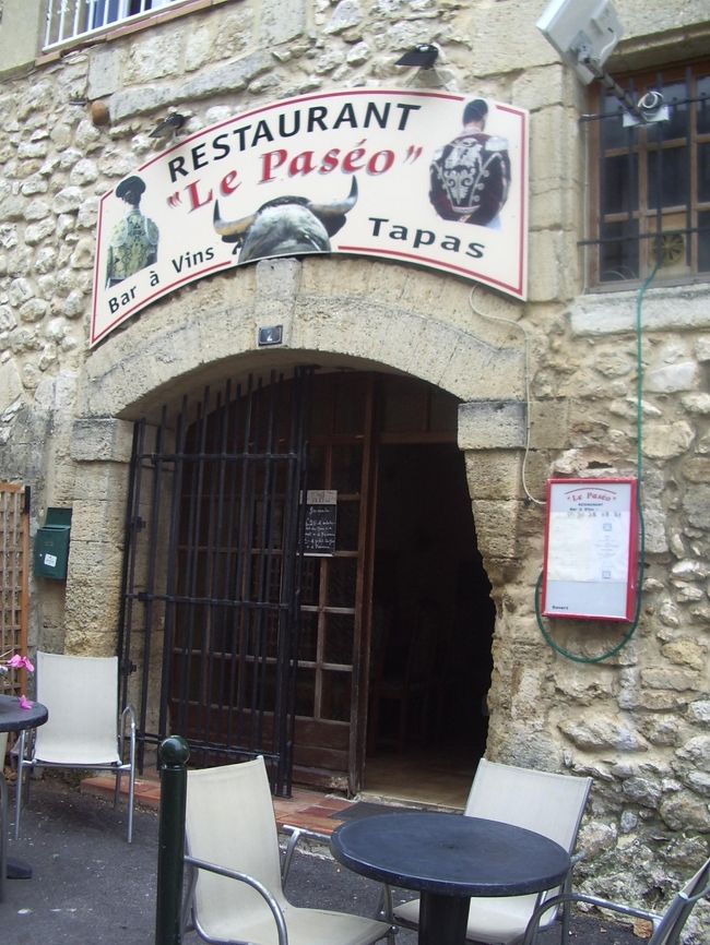 町のレストランはここだけが開いていました。メニューを食べてゆっくりしました。