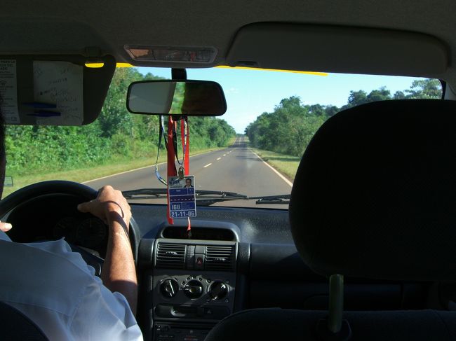 タクシーにてプエルトイグアス市内へ