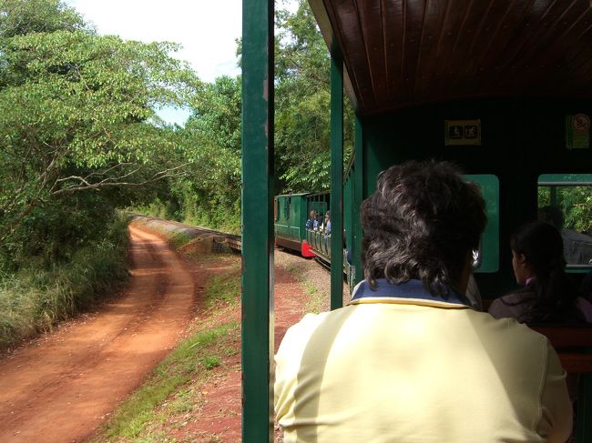トロッコ列車で滝へ移動