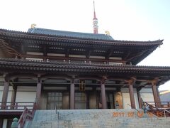 浅草寺に比べて静かな境内にほっとしました。
