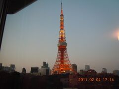 ホテルの部屋から東京タワーが見えます。