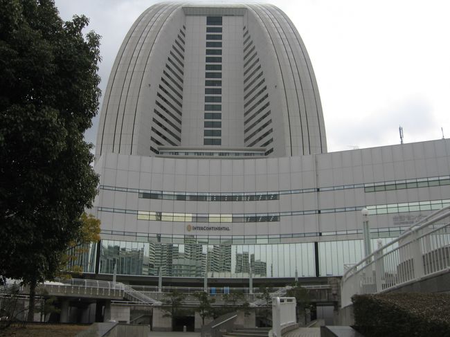 迷った末、ようやくバス停らしき場所を発見。<br /><br />「パシフィコ横浜」という展示場みたいな施設のふもとにありました。<br />