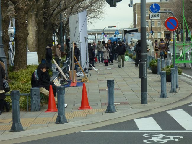 再び「あかいくつ」バスに乗り込み、中華街を目指します。<br />途中、車窓から何かの撮影をしているのを見かけました。<br /><br />馬車とかお馬さんとかいたので、時代物のドラマかなんかでしょうか。<br />残念ながら俳優さんとかは見当たりませんでした。