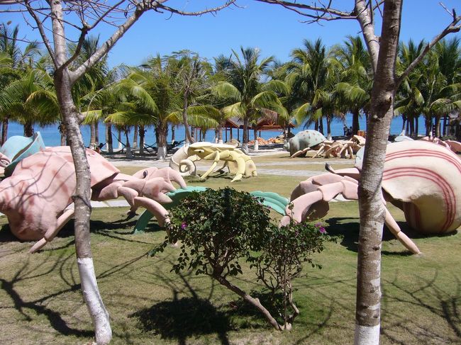 ビーチに謎なオプジェ