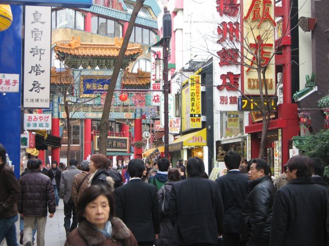 こっちが、よく目にする門ですね。<br />朝陽門からメインの通りを進んだ付きあたりにあります。<br /><br />さて中華街ですが、さすがににぎわっております。<br />神戸の南京町は、店頭に露店がずらっと出ているんですが、こちらの中華街は露店はほとんど出ていないんですね。　そのせいか、すっきりした感じです。<br /><br />ほどなく、先日テレビでやっていた「焼きショウロンポウ」のお店を発見！<br />今から中華食べ放題に行くのですが、やはりこれは・・・4個入りのを一つ買って二人で半ぶんこすることに。<br /><br />立ち食べなので写真撮るのも忘れていましたが、ショウロンポウの皮の分厚い版のようなのに、スープ多めの具が入っている感じです。<br />テレビでは、かぶりつくと中のお汁がピューっと飛び出ていましたので、まず一ヵ所穴を開けてお汁を吸って頂きました(笑)。<br /><br />小さいの二つだし平気だと思っていましたが、これがけっこうお腹にくる・・・。<br />