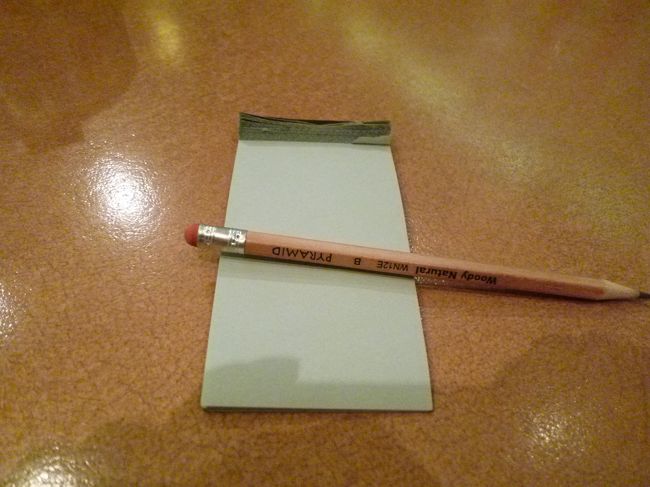 中には数グループのお客さんが。<br />よかった。<br /><br />さて、事前にネットの口コミで見ていた通り、注文を書くメモ用紙と鉛筆が席に置いてありました。<br />メニューに書かれているお料理の番号を記入して店員さんに渡すらしいです（口頭で注文しているお客さんもいましたが）。<br /><br />