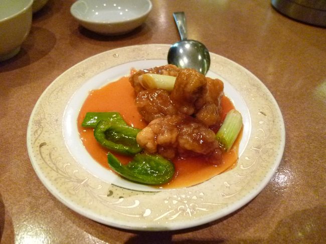 「酢豚」です。<br /><br />点心以外の一品料理は、小皿に少なめの量で出されます。<br />いろいろな種類のお料理を楽しめるようにとの配慮でしょうね。<br />