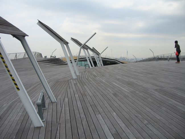 「横浜港大さん橋」の屋上デッキです。<br />うねりのある木の床が不思議な空間でした。<br /><br />このデッキの入口付近で何やら撮影していたので近づいて警備員さんに訊いてみると・・・「女性用かつらのCM」とのことでした(笑)。