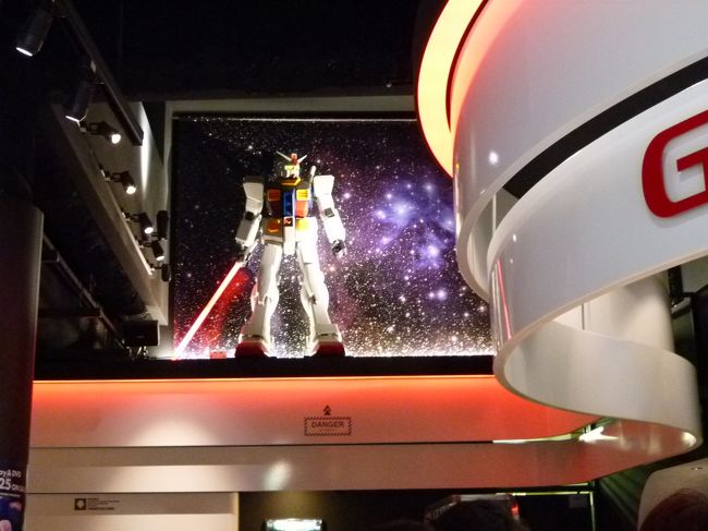 少しだけ待ちましたが、割とすぐ店内へ。<br /><br />先に席を確保してから注文しにカウンターに並ぶ方式のようです。<br /><br />天井から、ガンダムが見下ろしてます(笑)。